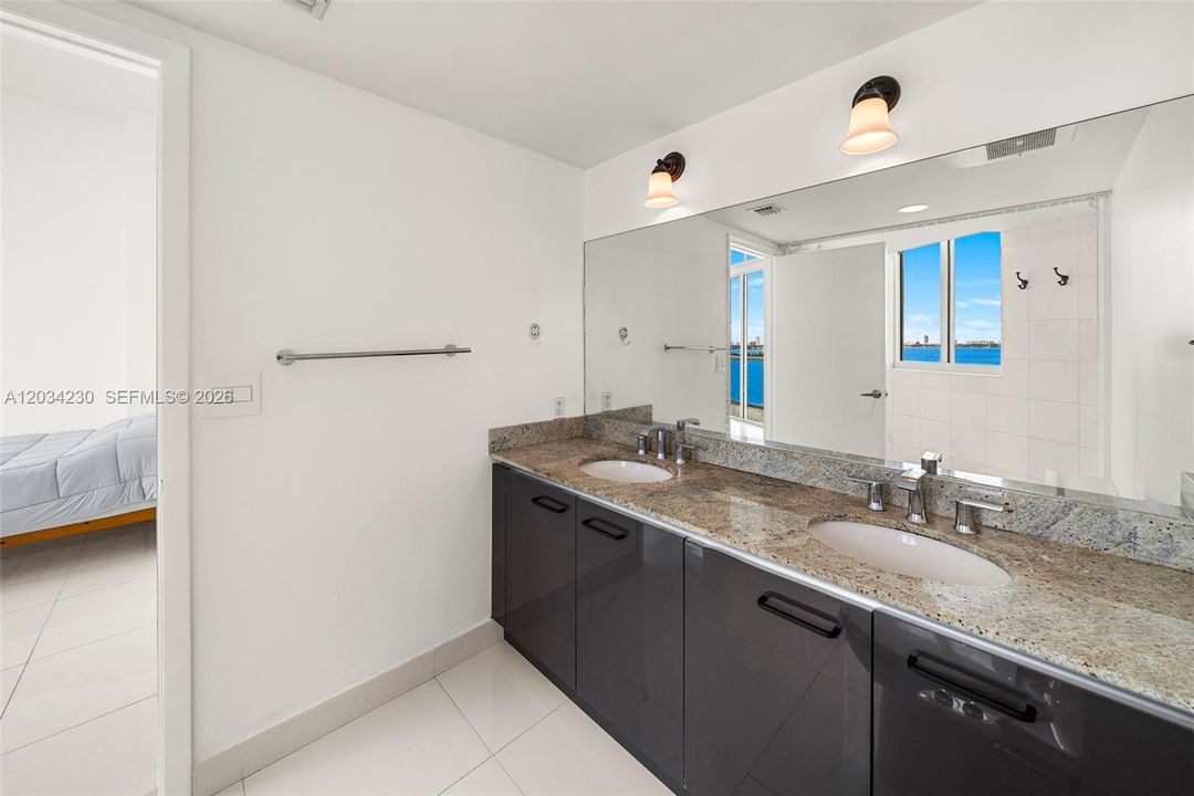 En Venta: $799,000 (2 camas, 2 baños, 1331 Pies cuadrados)