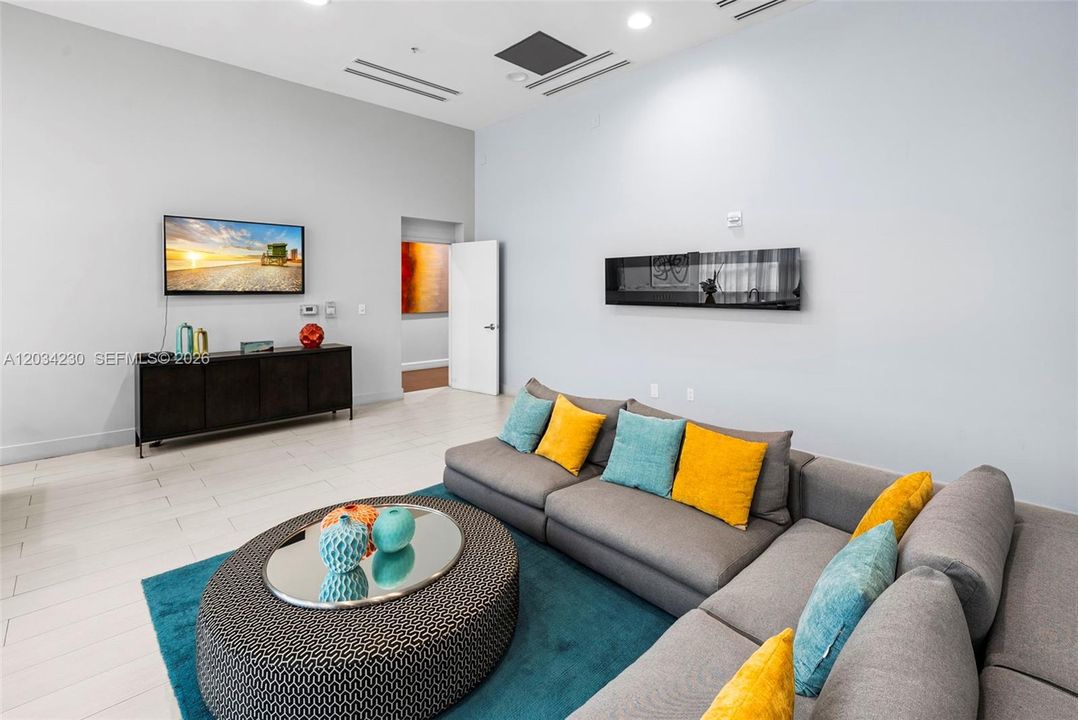 En Venta: $799,000 (2 camas, 2 baños, 1331 Pies cuadrados)