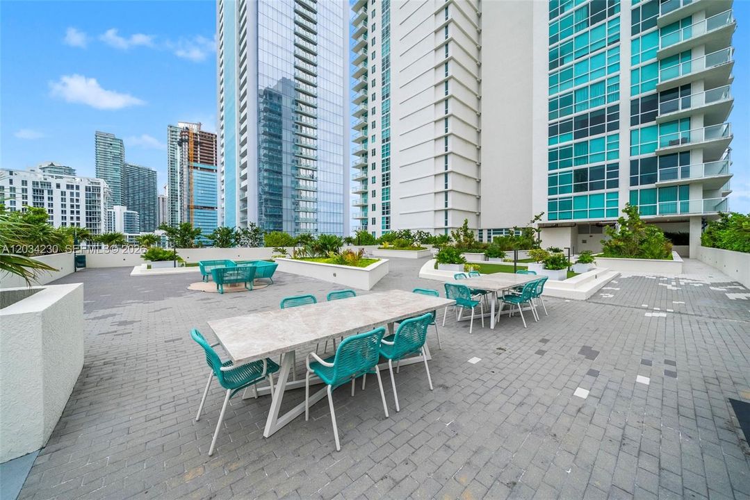 En Venta: $799,000 (2 camas, 2 baños, 1331 Pies cuadrados)