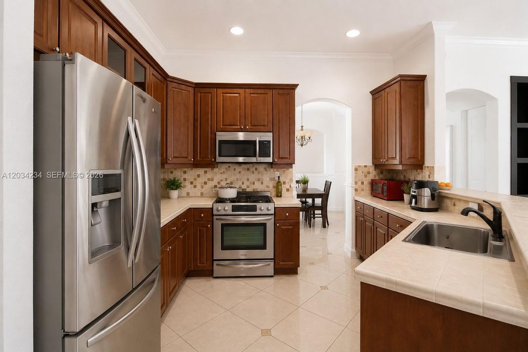 En Venta: $610,000 (5 camas, 3 baños, 2552 Pies cuadrados)