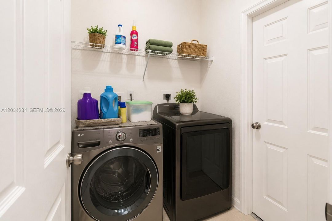 En Venta: $610,000 (5 camas, 3 baños, 2552 Pies cuadrados)