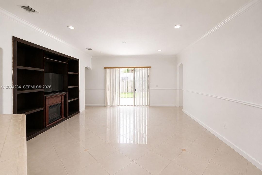 En Venta: $610,000 (5 camas, 3 baños, 2552 Pies cuadrados)