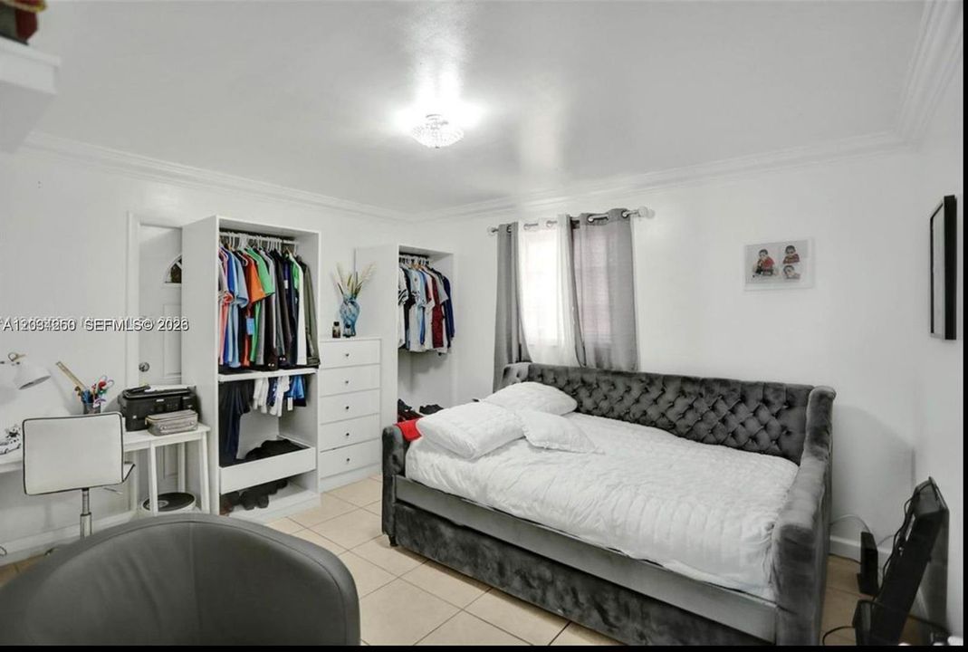 For Rent: $2,400 (2 beds, 1 baths, 2428 Square Feet)