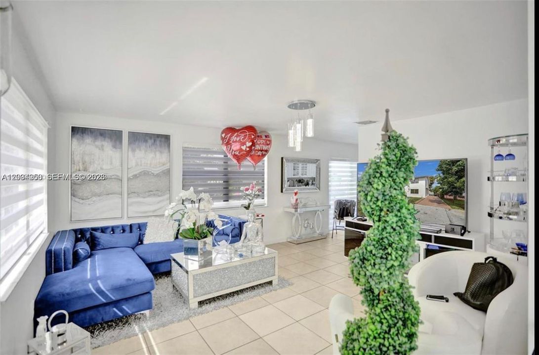 For Rent: $2,400 (2 beds, 1 baths, 2428 Square Feet)