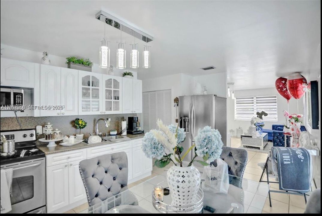 For Rent: $2,400 (2 beds, 1 baths, 2428 Square Feet)