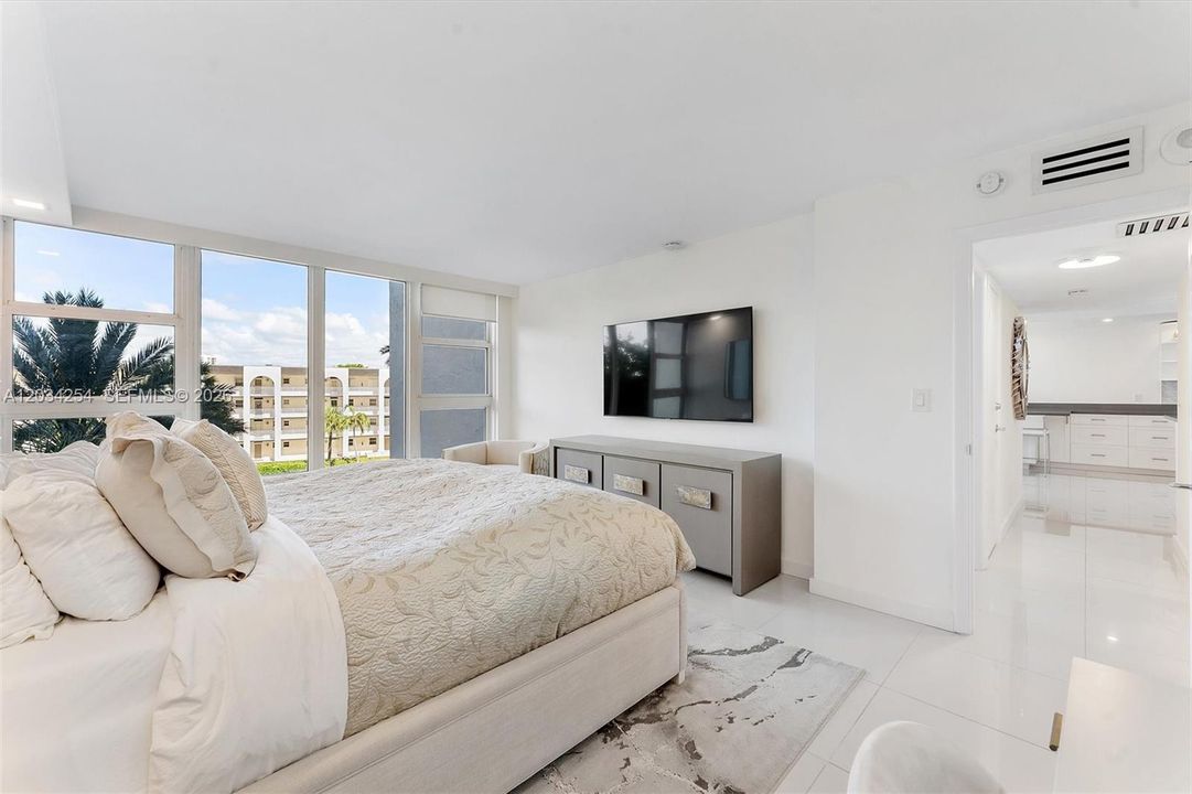 For Sale: $875,000 (2 beds, 2 baths, 1250 Square Feet)