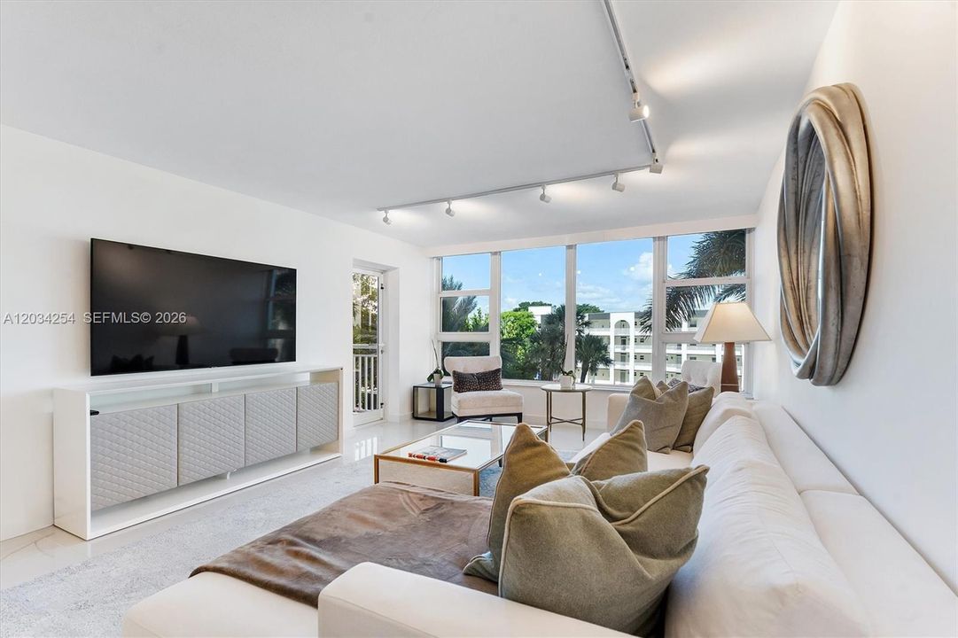 For Sale: $875,000 (2 beds, 2 baths, 1250 Square Feet)