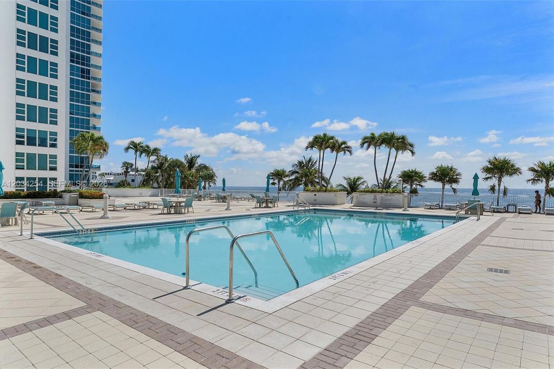For Sale: $875,000 (2 beds, 2 baths, 1250 Square Feet)
