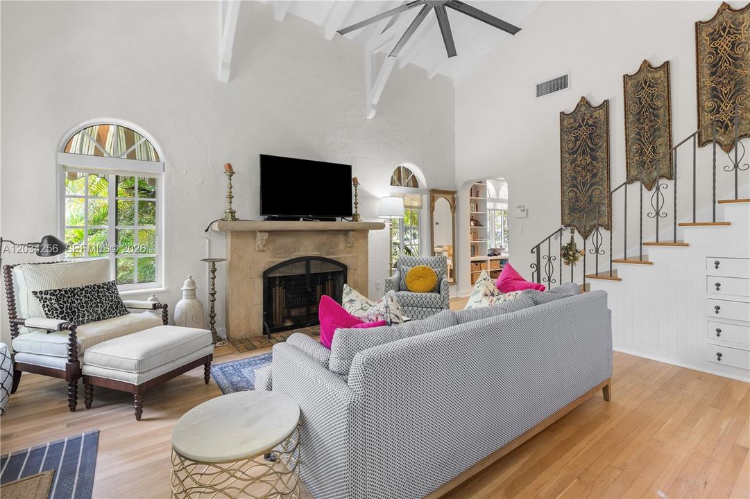 For Sale: $1,898,000 (3 beds, 2 baths, 1335 Square Feet)