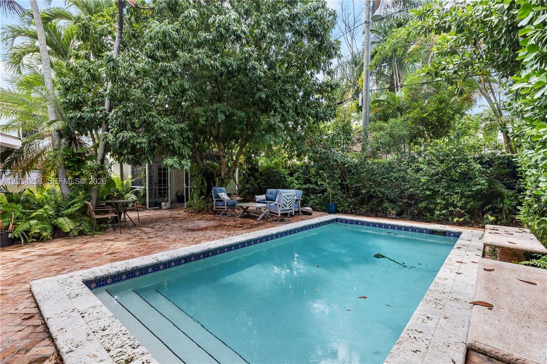 For Sale: $1,898,000 (3 beds, 2 baths, 1335 Square Feet)