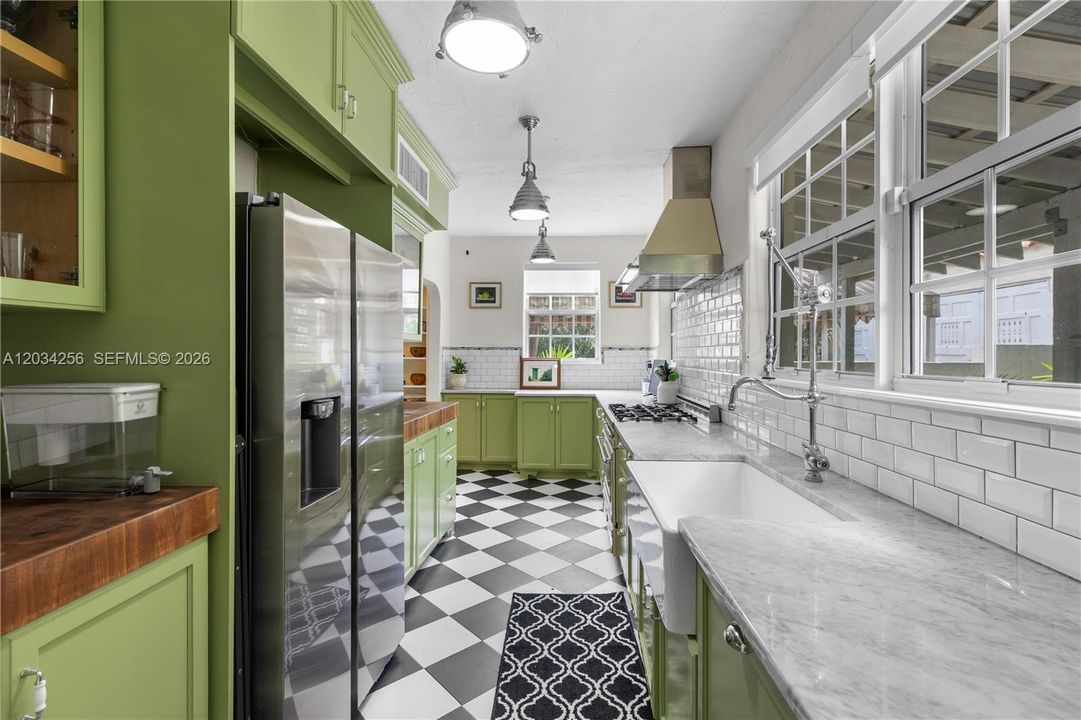 For Sale: $1,898,000 (3 beds, 2 baths, 1335 Square Feet)