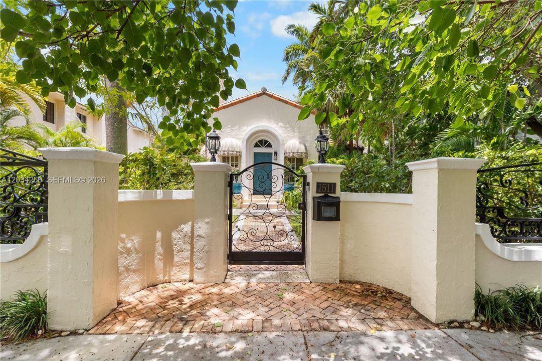 For Sale: $1,898,000 (3 beds, 2 baths, 1335 Square Feet)