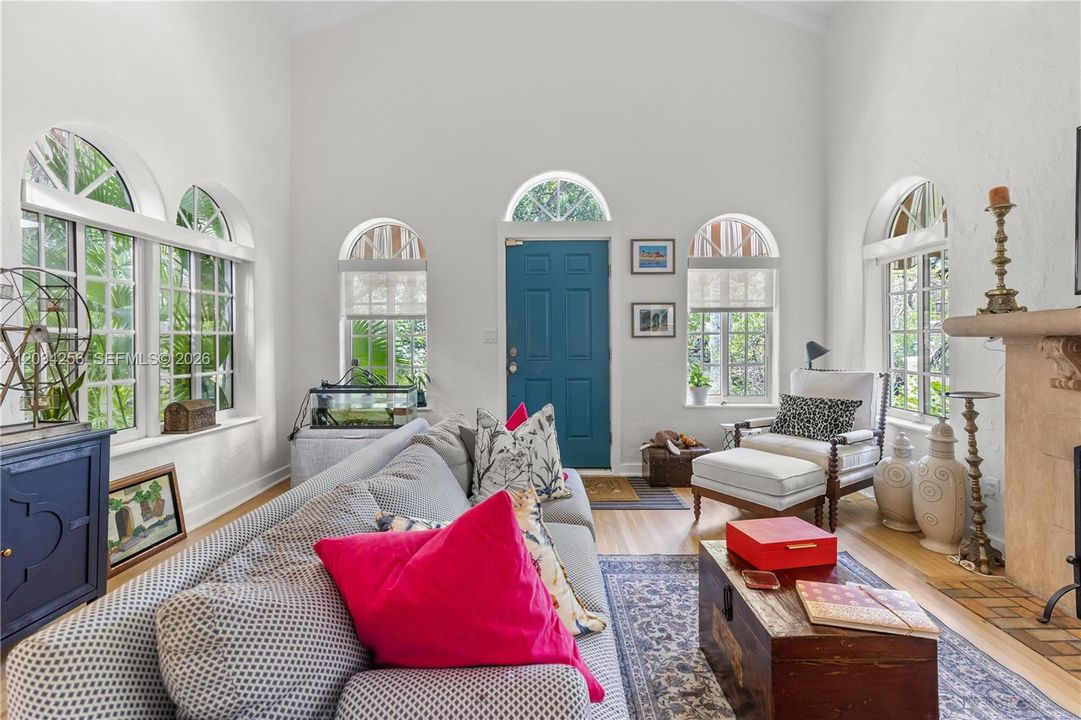 For Sale: $1,898,000 (3 beds, 2 baths, 1335 Square Feet)