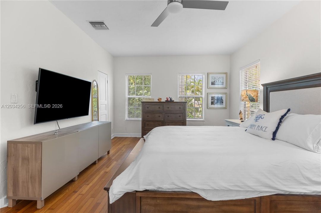 For Sale: $1,898,000 (3 beds, 2 baths, 1335 Square Feet)