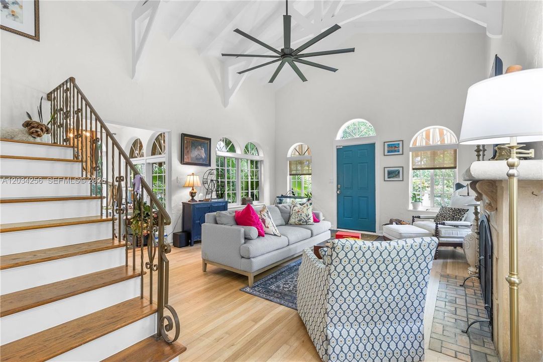 For Sale: $1,898,000 (3 beds, 2 baths, 1335 Square Feet)