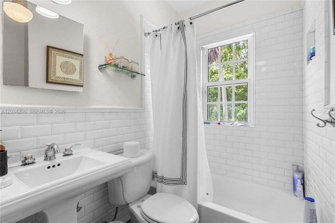 For Sale: $1,898,000 (3 beds, 2 baths, 1335 Square Feet)