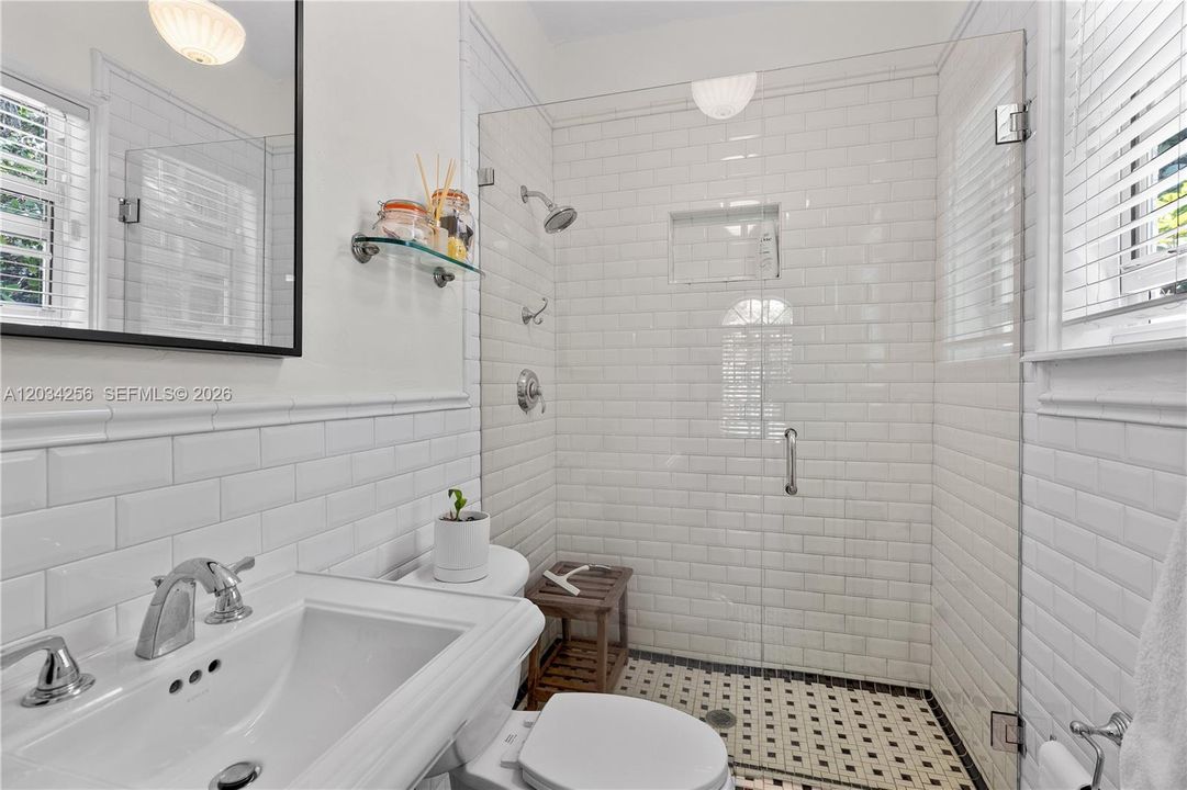 For Sale: $1,898,000 (3 beds, 2 baths, 1335 Square Feet)