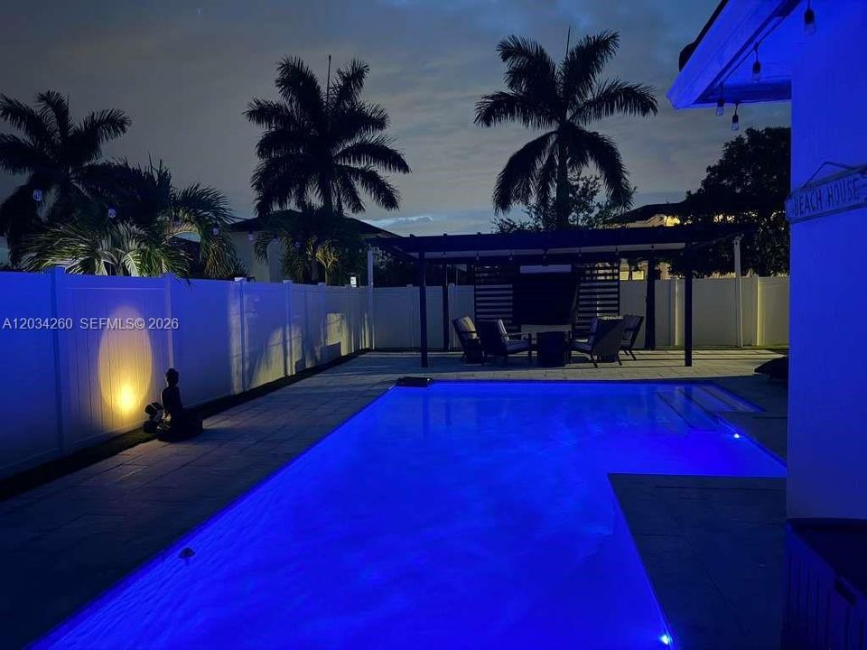 En Venta: $790,000 (4 camas, 3 baños, 2761 Pies cuadrados)