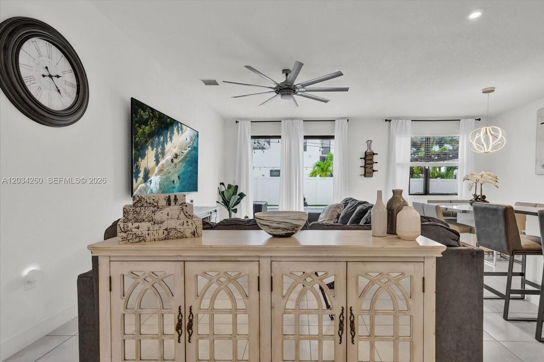 En Venta: $790,000 (4 camas, 3 baños, 2761 Pies cuadrados)