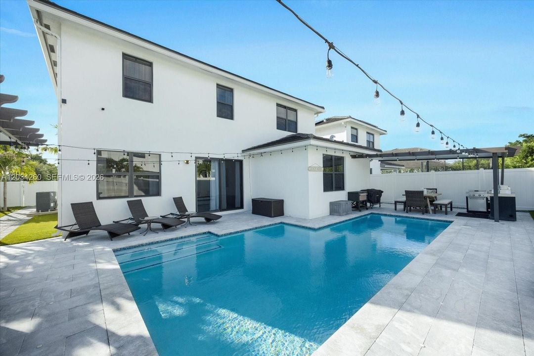 En Venta: $790,000 (4 camas, 3 baños, 2761 Pies cuadrados)