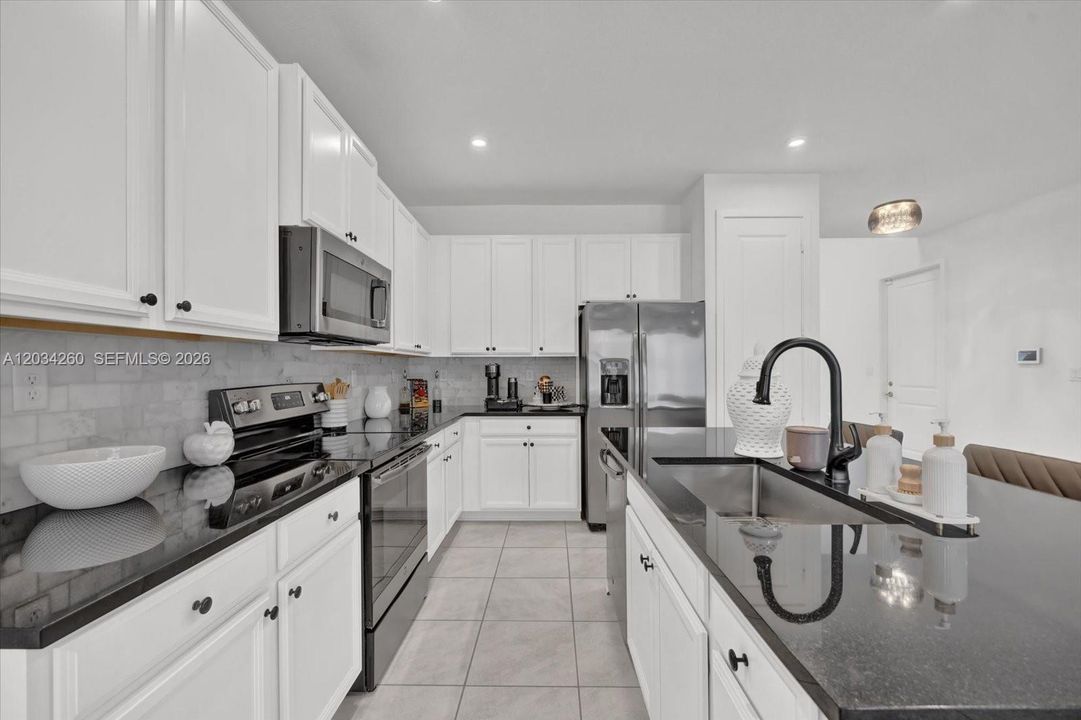 En Venta: $790,000 (4 camas, 3 baños, 2761 Pies cuadrados)