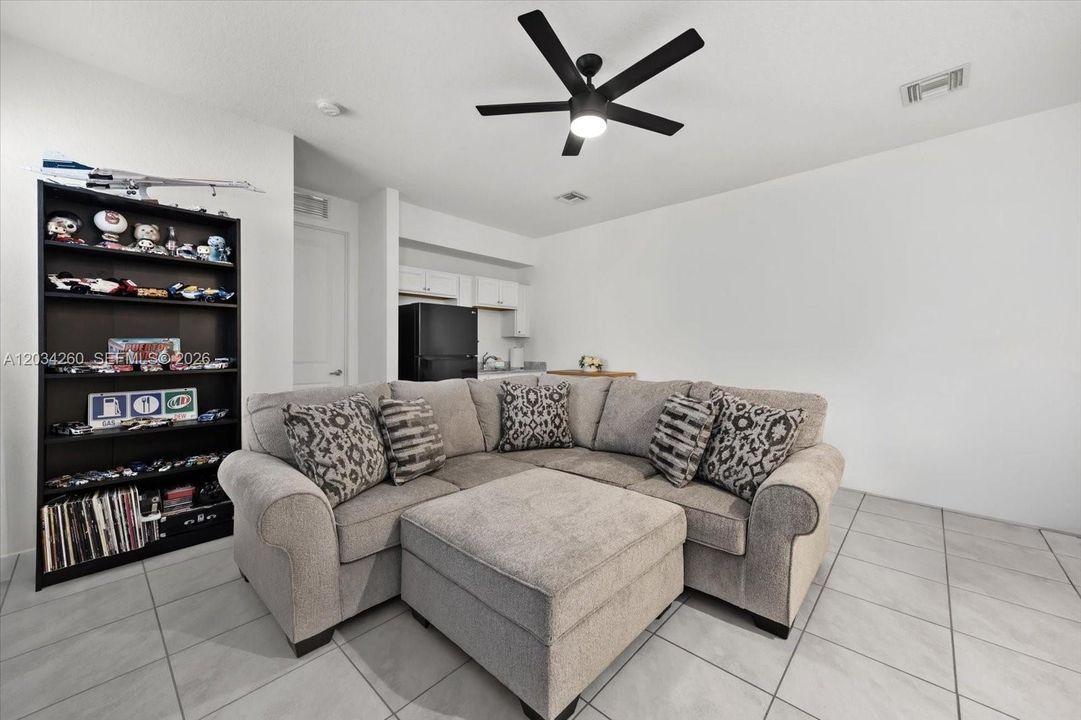 En Venta: $790,000 (4 camas, 3 baños, 2761 Pies cuadrados)