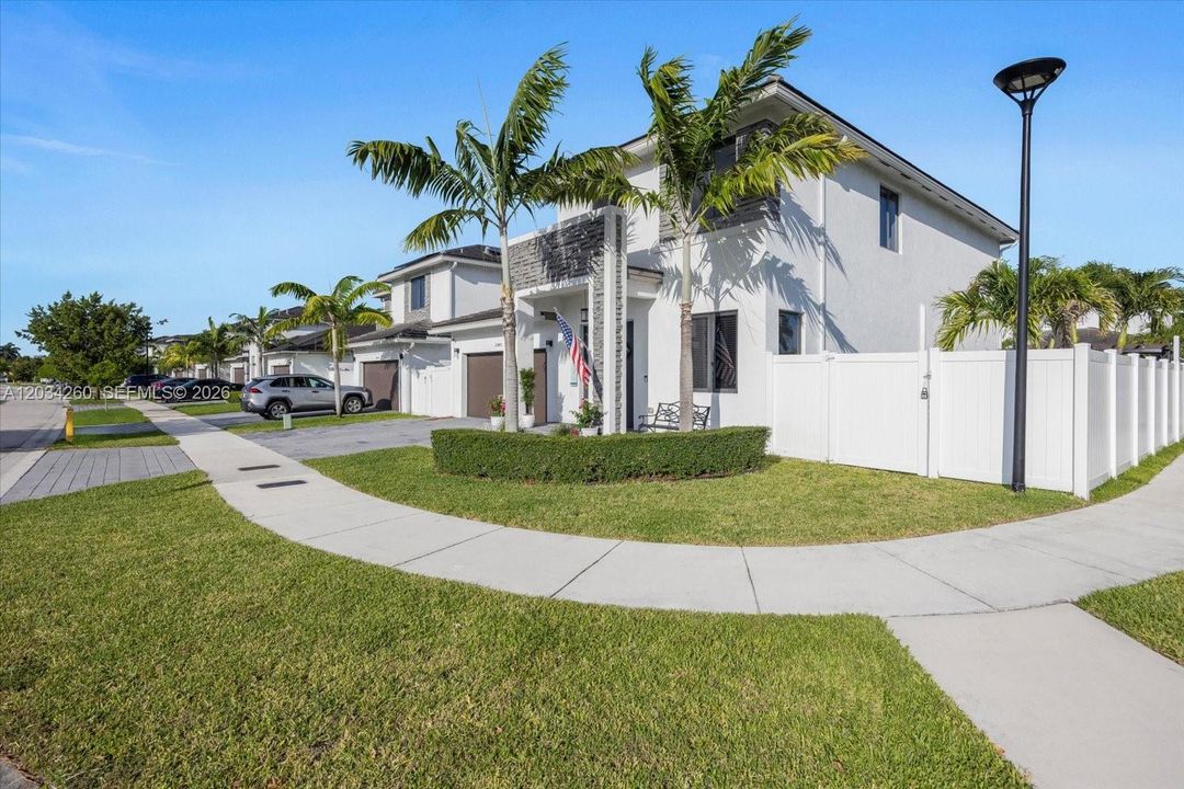 En Venta: $790,000 (4 camas, 3 baños, 2761 Pies cuadrados)