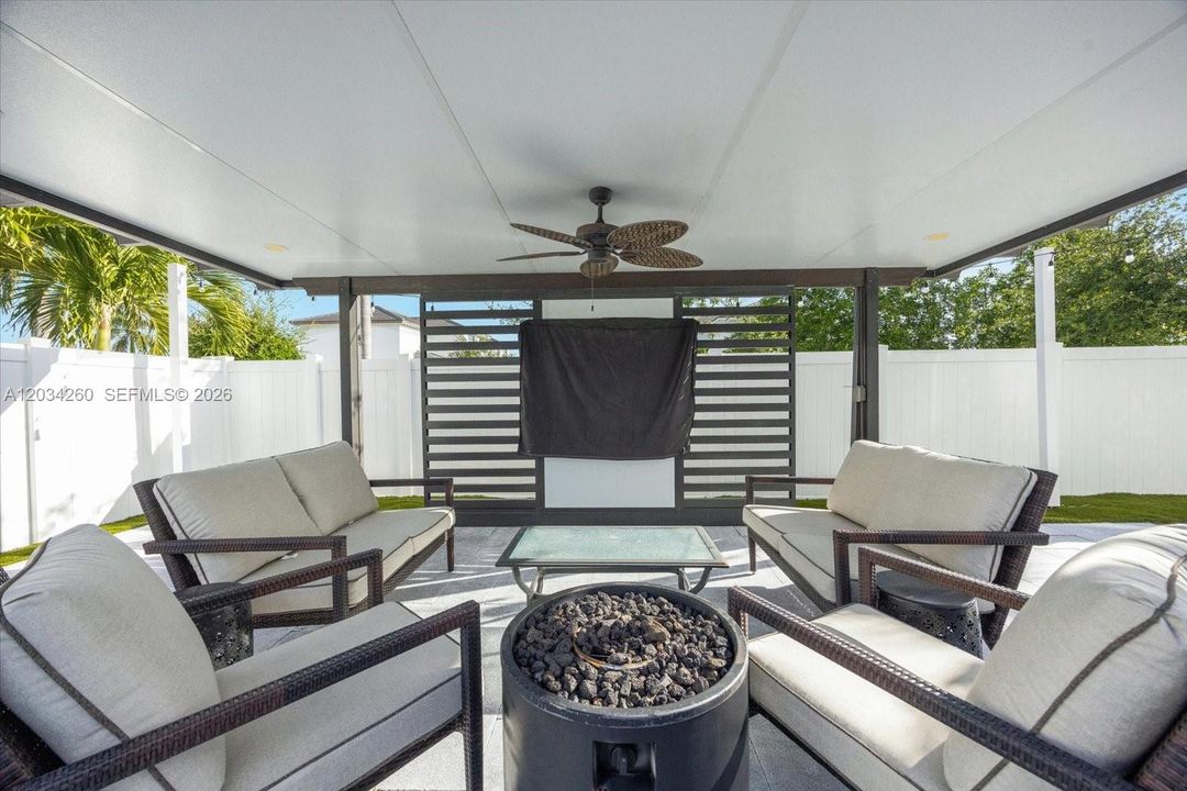 En Venta: $790,000 (4 camas, 3 baños, 2761 Pies cuadrados)