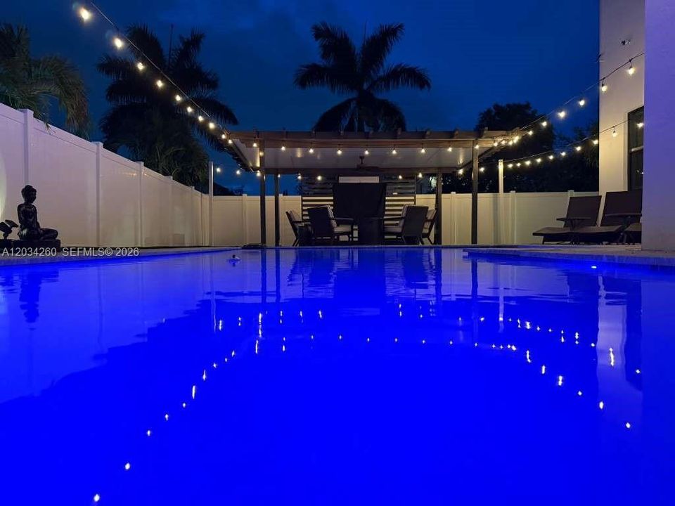 En Venta: $790,000 (4 camas, 3 baños, 2761 Pies cuadrados)