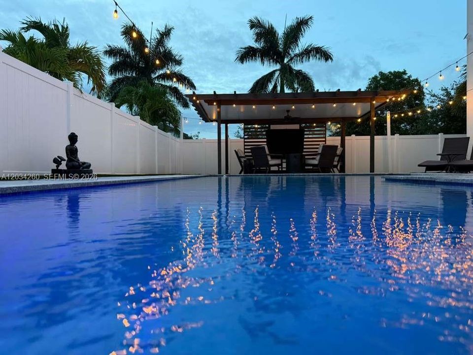 En Venta: $790,000 (4 camas, 3 baños, 2761 Pies cuadrados)