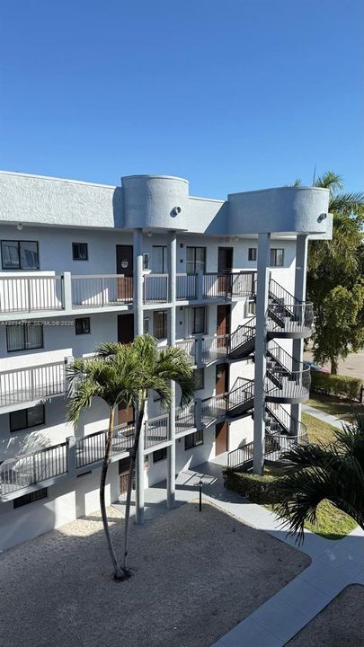 For Rent: $2,100 (2 beds, 2 baths, 812 Square Feet)