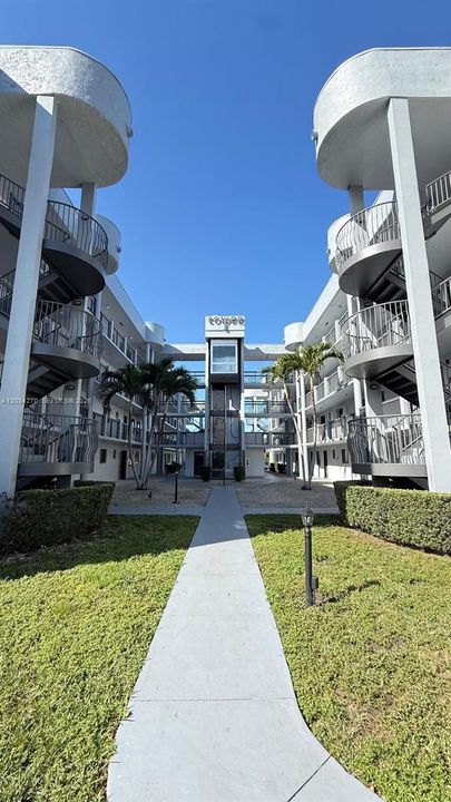 For Rent: $2,100 (2 beds, 2 baths, 812 Square Feet)