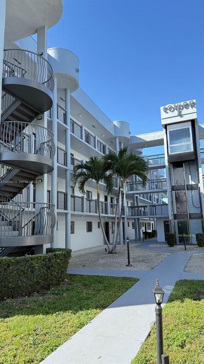 For Rent: $2,100 (2 beds, 2 baths, 812 Square Feet)