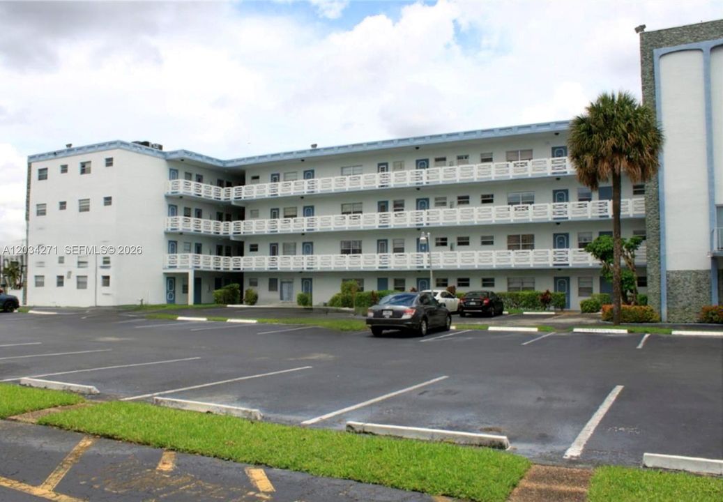 For Sale: $85,000 (1 beds, 1 baths, 783 Square Feet)