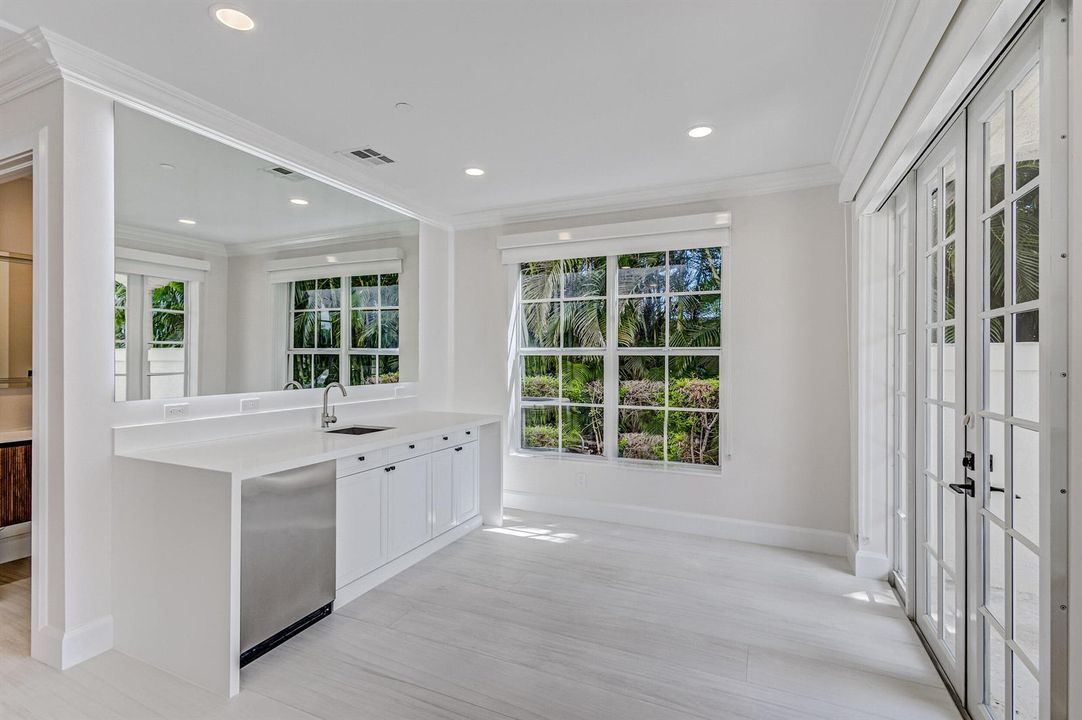 1st Floor Wet Bar
