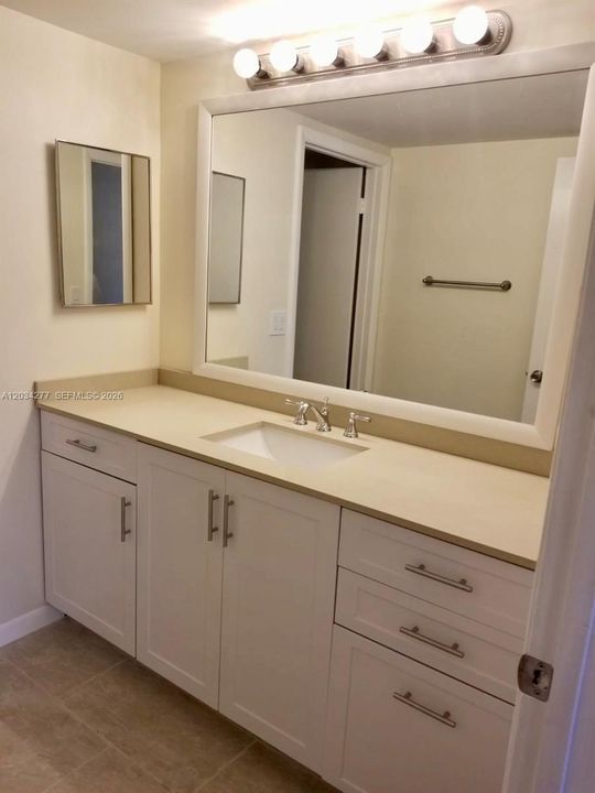 For Rent: $2,200 (2 beds, 2 baths, 950 Square Feet)