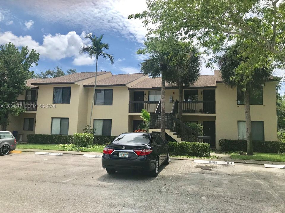 For Rent: $2,200 (2 beds, 2 baths, 950 Square Feet)