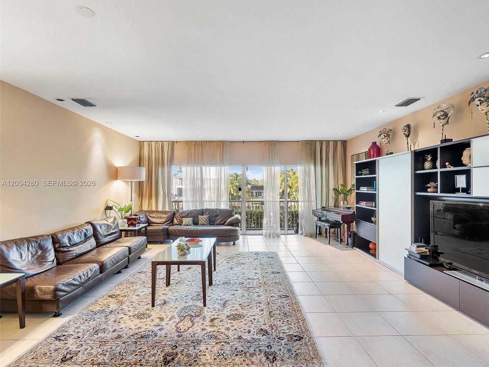 For Rent: $6,250 (4 beds, 3 baths, 2700 Square Feet)