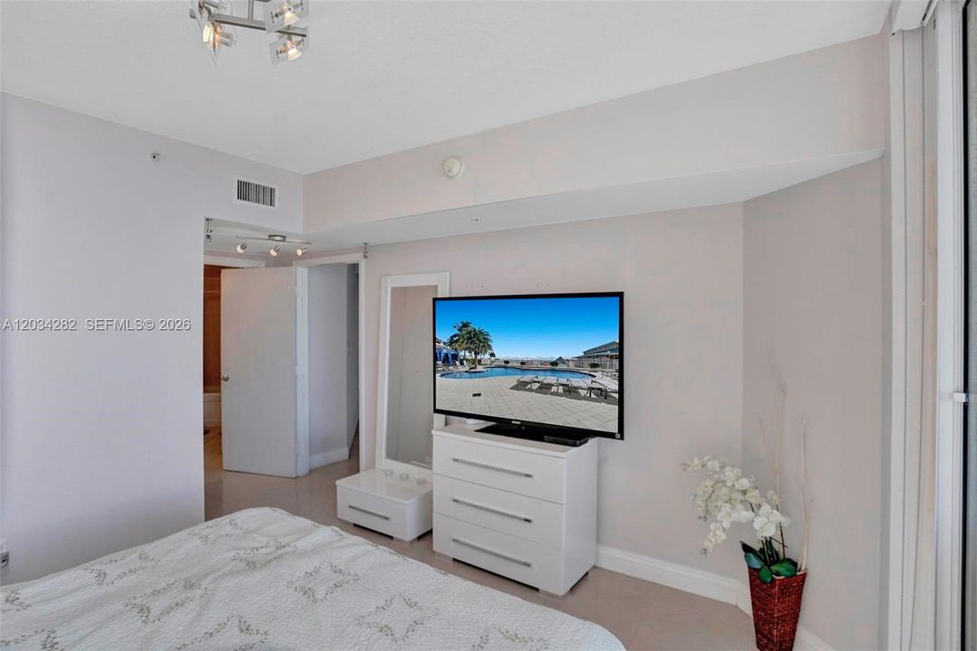 В аренду: $4,200 (1 спален, 1 ванн, 1000 Квадратных фут)