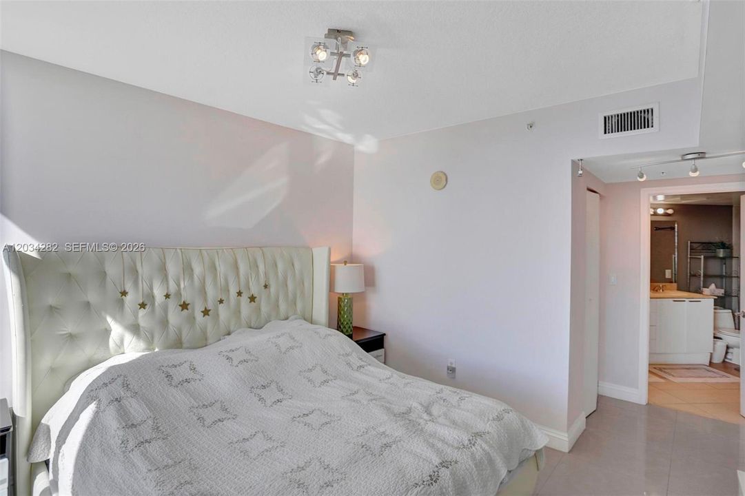 В аренду: $4,200 (1 спален, 1 ванн, 1000 Квадратных фут)