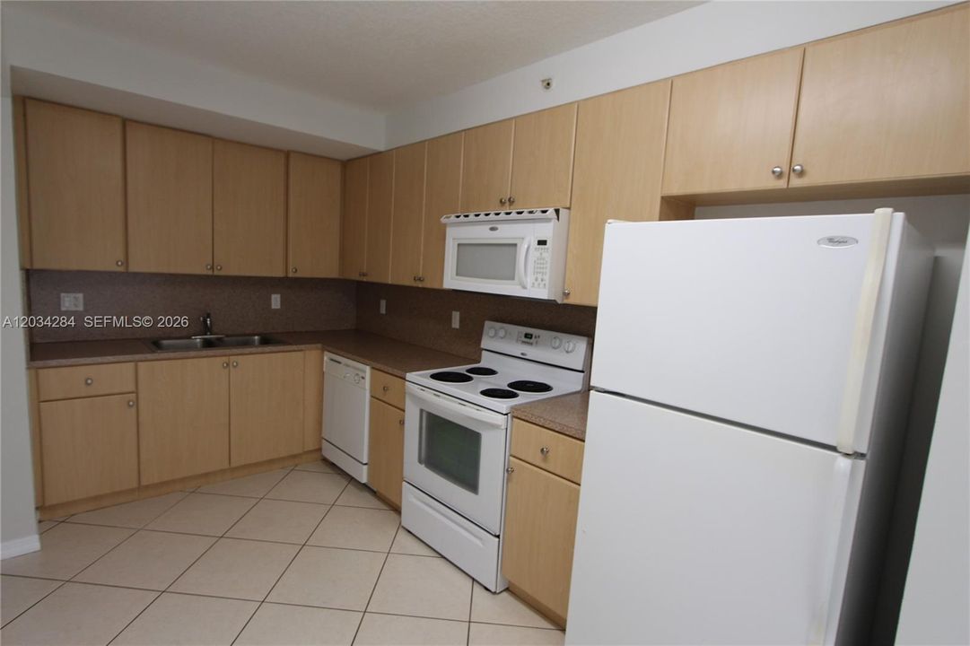 For Rent: $1,975 (2 beds, 2 baths, 817 Square Feet)