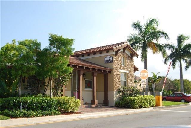 For Rent: $1,975 (2 beds, 2 baths, 817 Square Feet)