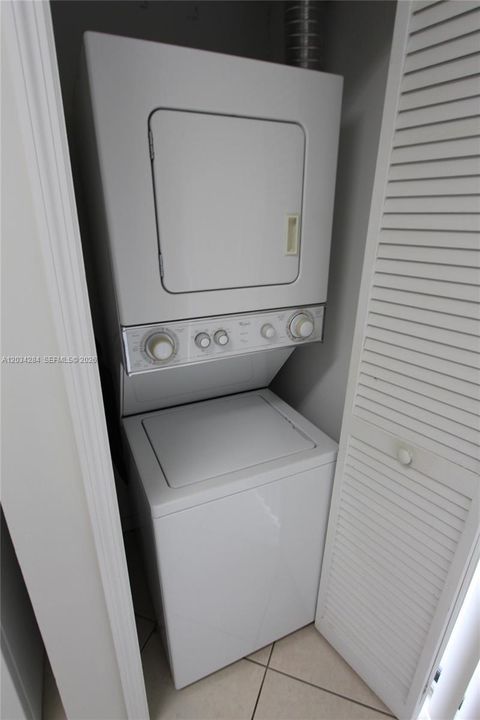 For Rent: $1,975 (2 beds, 2 baths, 817 Square Feet)