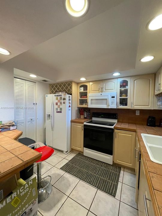 For Rent: $2,650 (1 beds, 1 baths, 800 Square Feet)