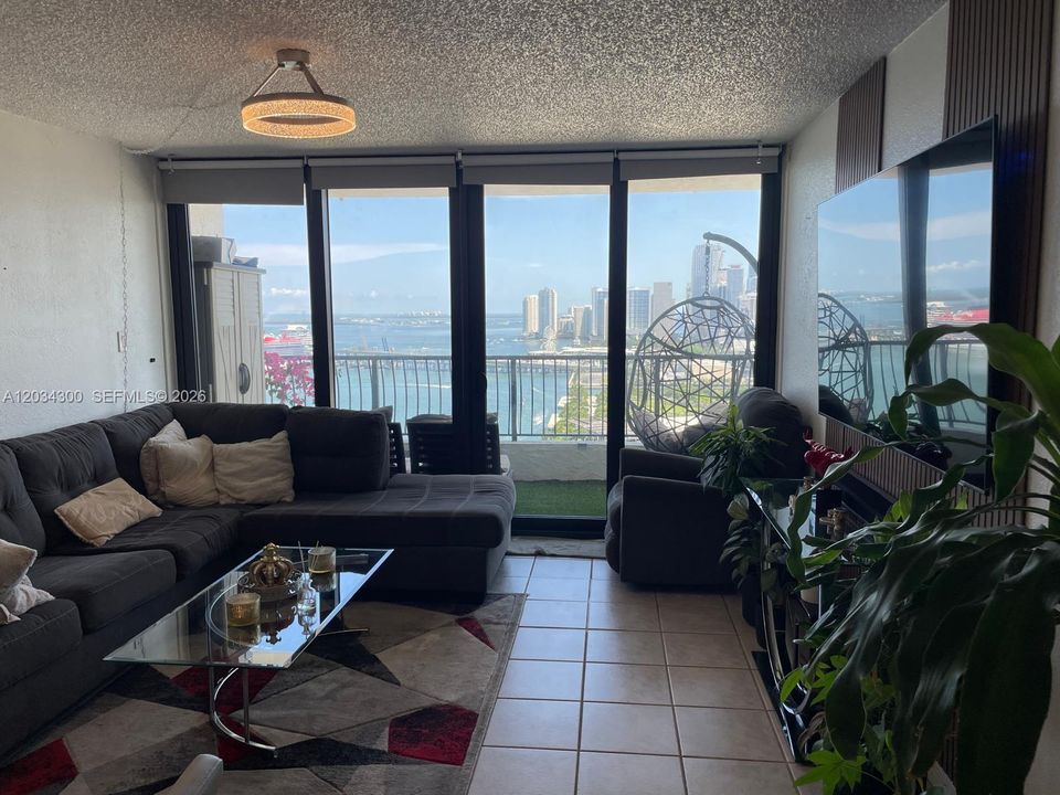 For Rent: $2,650 (1 beds, 1 baths, 800 Square Feet)
