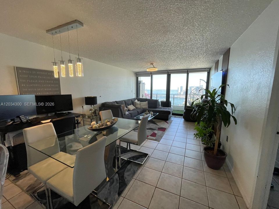 For Rent: $2,650 (1 beds, 1 baths, 800 Square Feet)