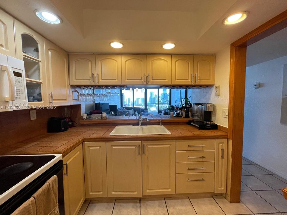 For Rent: $2,650 (1 beds, 1 baths, 800 Square Feet)