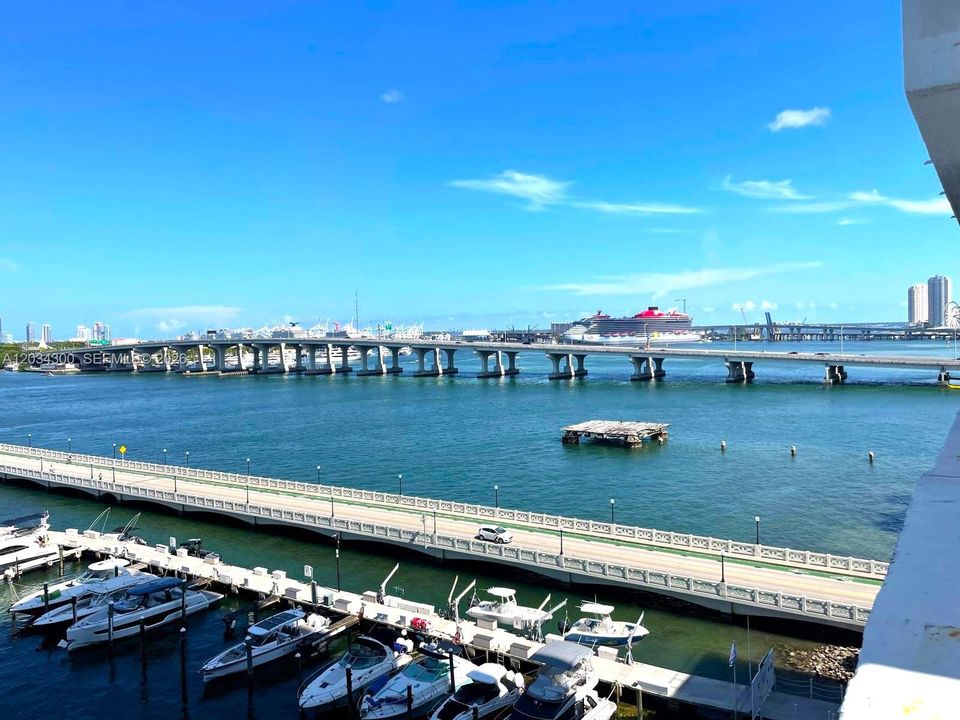 For Rent: $2,650 (1 beds, 1 baths, 800 Square Feet)