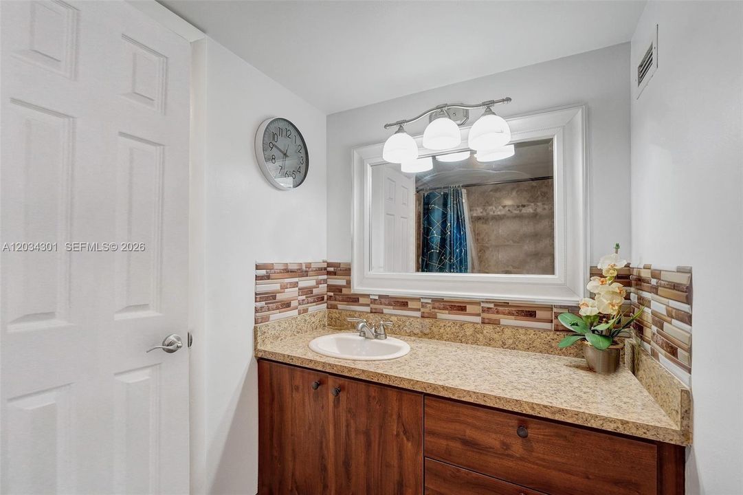 For Sale: $279,900 (2 beds, 2 baths, 1035 Square Feet)