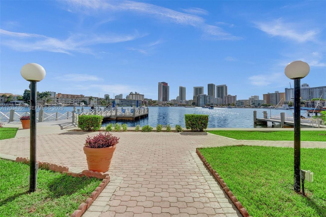 For Sale: $279,900 (2 beds, 2 baths, 1035 Square Feet)